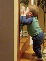 可爱！美1岁男婴亲吻镜中自己惹人开怀 - 宁夏新闻网