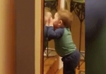 可爱！美1岁男婴亲吻镜中自己惹人开怀 - 宁夏新闻网